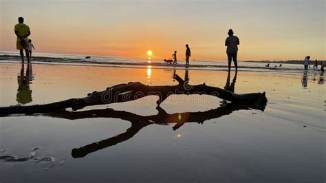 Sunset at Versova Beach and the Arabian Sea, Mumbai Editorial Photo ...