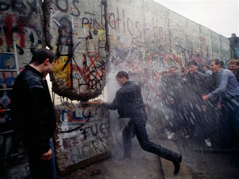 Fall of Berlin Wall: 9 November 1989 [960 x 860] : r/HistoryPorn