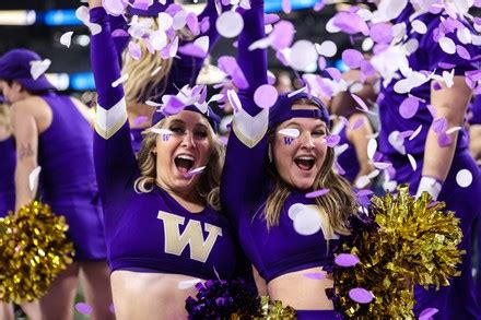 Washington Huskies Cheerleaders Throw Confetti Air Editorial Stock ...