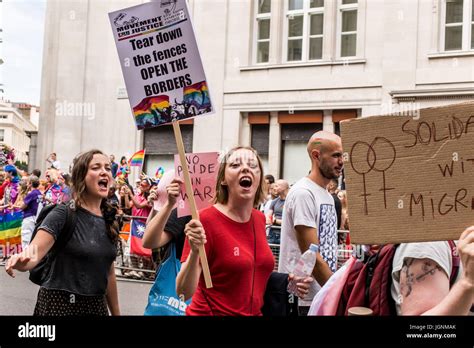 Protesters holding protest signs hi-res stock photography and images ...