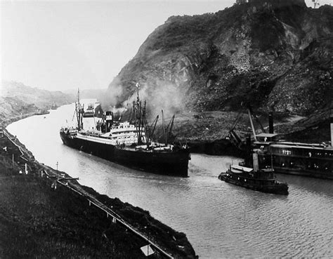 El primer barco en cruzar el Canal de Panamá