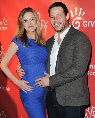 Insight on the married life of Erica Hanson and Ike Barinholtz! Know ...