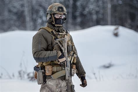 [OS] A Russian special forces operator during the Day of the Special Operations Force (2017-02 ...