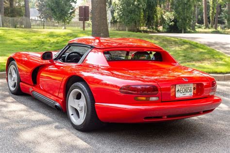 Let Doug DeMuro Show You How Basic the Original Dodge Viper RT/10 Was