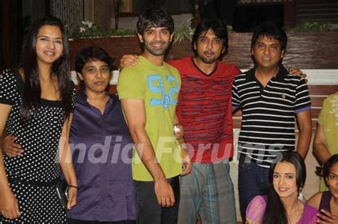 The cast and crew of Iss Pyaar Ko Kya Naam Doon? celebrating their one ...