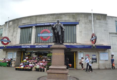 Tooting Broadway underground station © Dr Neil Clifton cc-by-sa/2.0 :: Geograph Britain and Ireland