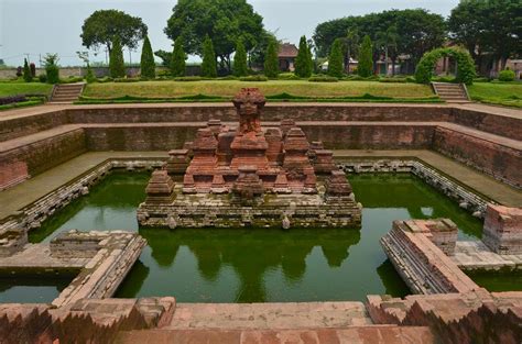 10 Candi Peninggalan Kerajaan Majapahit Beserta Gambar dan Isinya (I)