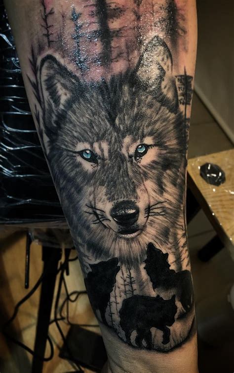 cool black & gray wolf tattoo © tattoo artist Arturo Rodriguez 🐺 🐺 🐺 ...