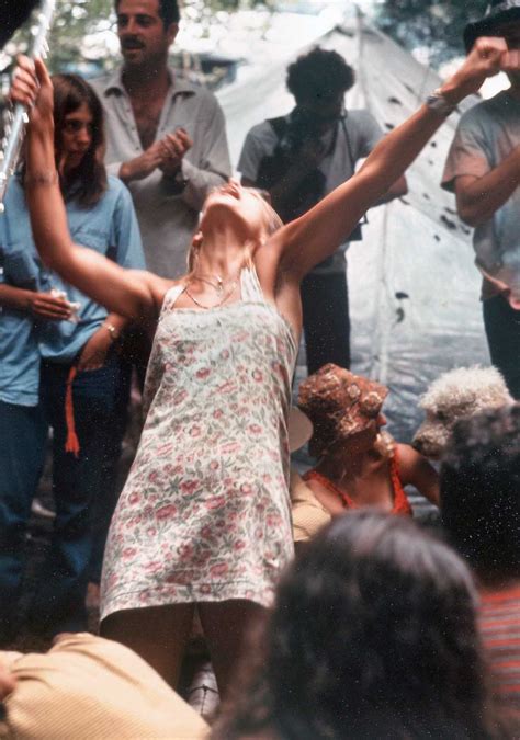 Stunning photos depicting the rebellious fashion at Woodstock, 1969 ...