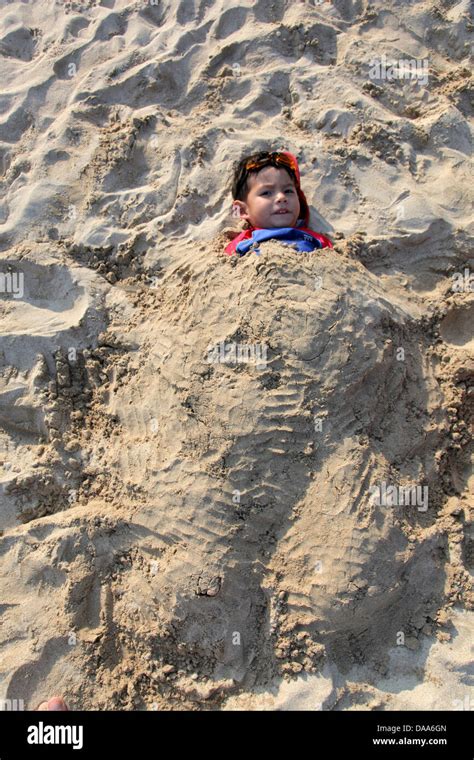 Bury in the sand hi-res stock photography and images - Alamy