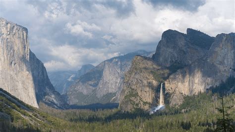 Rare Rainbow Waterfall at Yosemite National Park - Discvr.blog