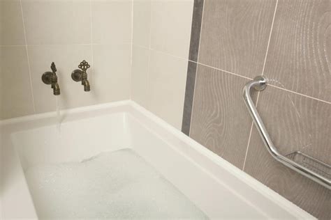 Bathtub Liner Cost Guide - Prices & Installation Tips for 2024