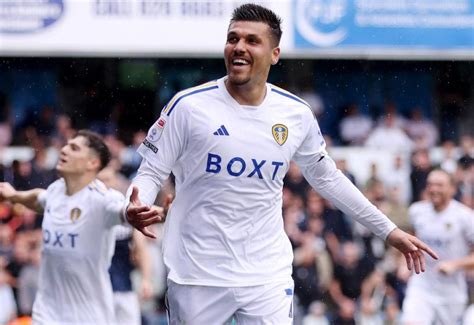 Leeds United forward Joel Piroe gives verdict on Elland Road atmosphere