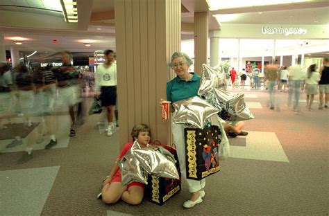 33 Outrageous Pictures Of Shopping Malls During The '90s