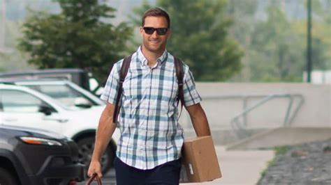 Kirk Cousins rocks 'dad' swag and more NFL training camp arrivals - ESPN