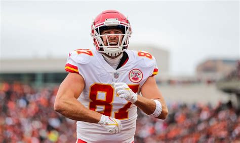 Chiefs restructure Travis Kelce’s contract to give him a raise in 2022