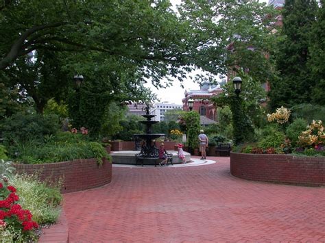 Smithsonian Gardens in June | DC Gardens