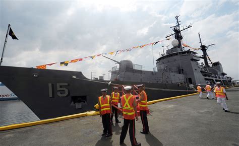 Obama's Philippine Warship Tour Keeps Sea Spat in Focus at APEC - Bloomberg