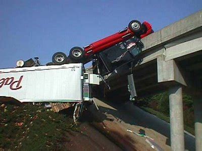 Top 10: 10 Horrible Big Truck Road Accident Pics