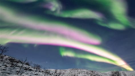 Super rare pink and orange auroras surprise Norwegian skywatchers again ...