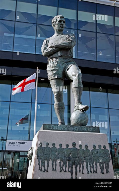 Bobby moore statue at wembley stadium hi-res stock photography and images - Alamy