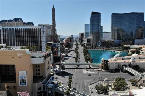 Las Vegas Strip empty due to coronavirus shutdown | Drone video | Las ...