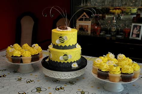 Bumble Bee Baby Shower Cake - CakeCentral.com