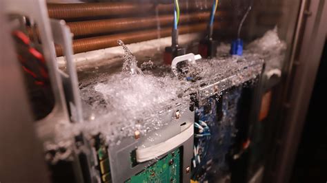 GIGABYTE Server Shows Two-Phase Immersion Liquid Cooling On A 2U GPU G250-S88 Using 3M Novec ...