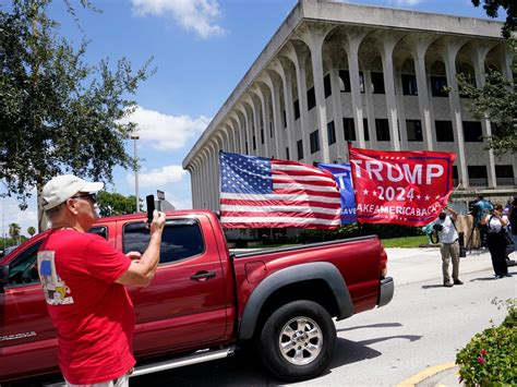 Trump supporters circle Florida courthouse as judge…