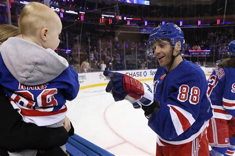 Patrick Kane has moment with girlfriend, son before Rangers debut