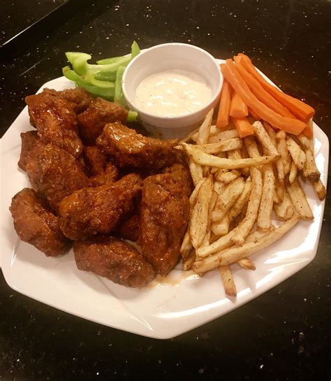 [Homemade] Buffalo Wings, Fries with veggies & blue cheese : r/food