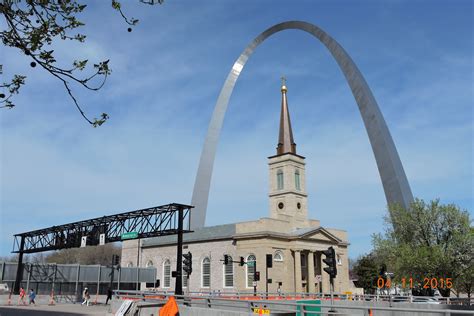 Basilica of St Louis, The Old Cathedral with the Gateway Arch framing ...