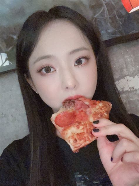 loona vivi in LA! [ 220804 fab selca update ] Pepperoni Pizza, Food ...