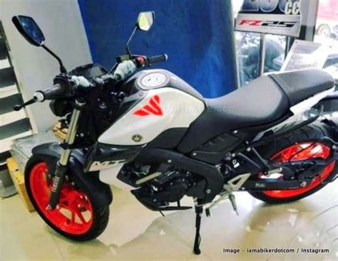 Yamaha MT15 white colour with orange alloys at dealer for Rs 20k