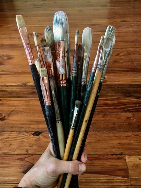 I use paint brushes daily, I usually use a filbert or a flat. My go to size is 8. For 3 decades ...
