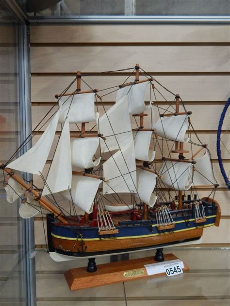 HMS ENDEAVOUR MODEL SHIP W/ RIGGING