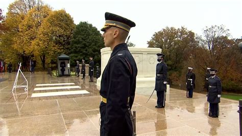 Remembrance Ceremony at the Tomb of the Unknown Soldier - YouTube