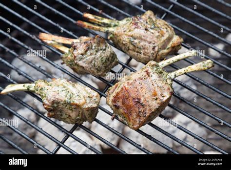 lamb chops on charcoal grill Stock Photo - Alamy