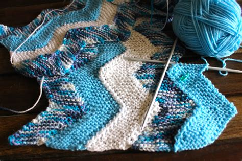 Keeping Mama Crafting: Knitting the Ten Stitch Zig-Zag Blanket