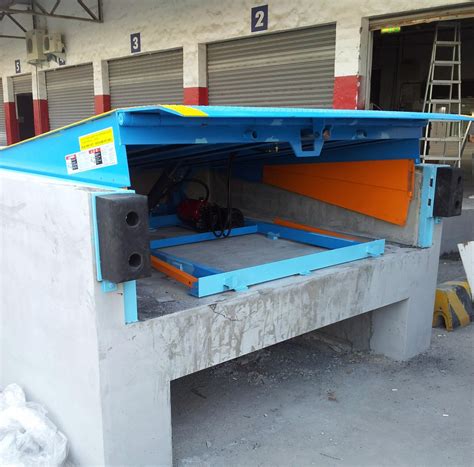 Safety 12 Ton Loading Dock Leveler , Hydraulic Warehouse Truck Dock ...