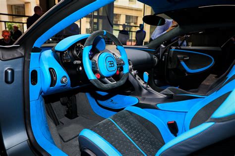 Bugatti Divo Looks Spectacular Under Any Light, Check It Out In 92 Images From Paris | Looks, Carros