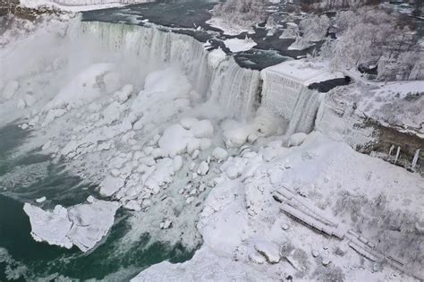 Niagara Falls frozen over transforming into a real-life ice kingdom ...