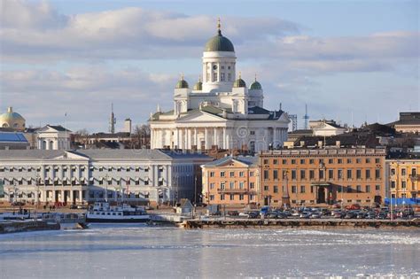 Helsinki-Skyline Und Helsinki-Kathedrale, Finnland Stockbild - Bild von architektonisch ...