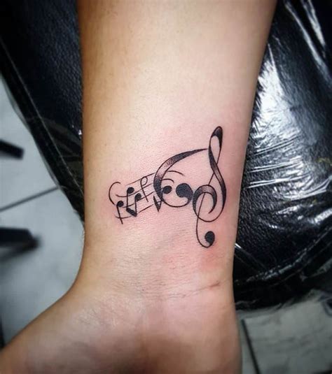 20 modèles pour les amoureux de la musique | Wrist tattoos for women, Tattoos for women small ...