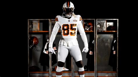 Cleveland Browns To Wear New White Helmets With 1946 Throwback Uniforms ...