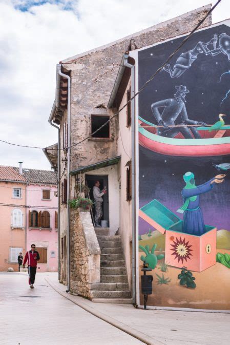 Murals on the walls of stone houses in Vodnjan, Istria | Epepa Travel ...