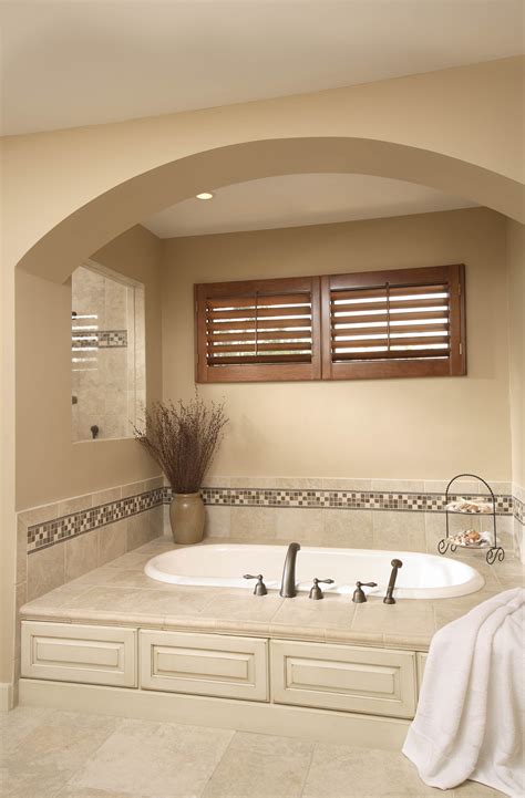 Neutral tones in bathroom