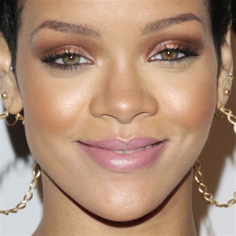 Rihanna Makeup: Bronze Eyeshadow & Pink Lipstick | Steal Her Style