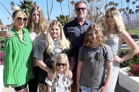 Tori Spelling shares rare family photo with Dean McDermott and kids ...