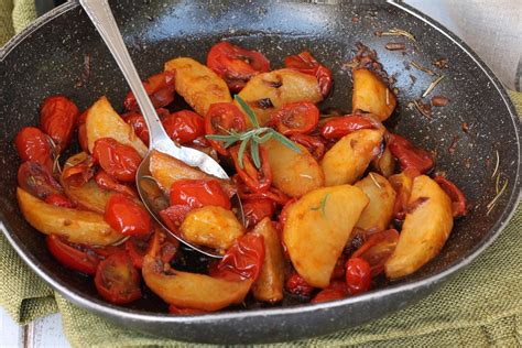 RICETTA PATATE E POMODORINI IN PADELLA patate fritte al pomodoro